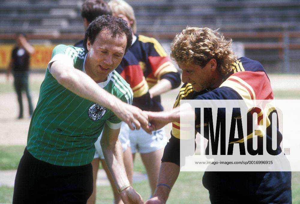 SCHUMACHER Toni mit BECKENBAUER Franz Fußball Weltmeisterschaften 1986 Mexico Fußball Training. Copyright