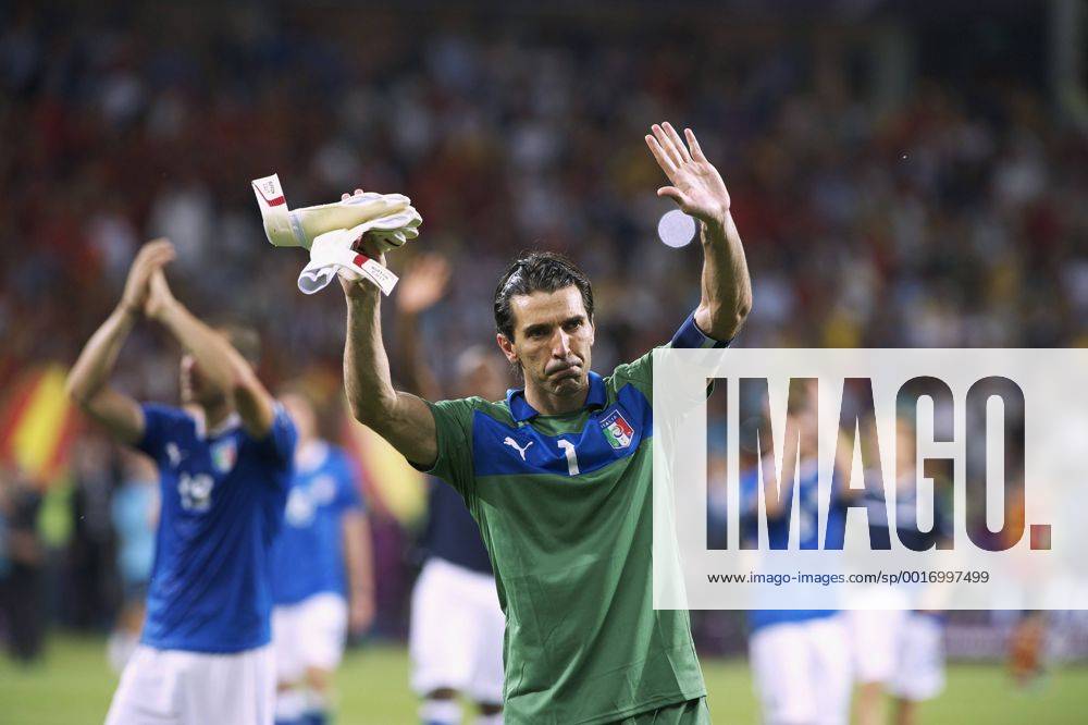 BUFFON Gianluigi Torwart Team Italien bei der Siegeehrung TEAM SPANIEN EUROPAMEISTER 2012 UEFA Fussball Europameisterschaften 2012 in Polen und der Ukraine FINALE Spiel Nr.31 Italien-Spanien 0 : 4 am 01.Juli 2012 in Kiev