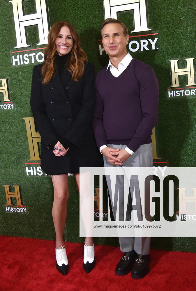 WASHINGTON, DC - SEPTEMBER 24: Julia Roberts and Paul Buccieri at HISTORYTalks 2022: Your Place in History at DAR Constitution Hall in Washington, DC on September 24, 2022.