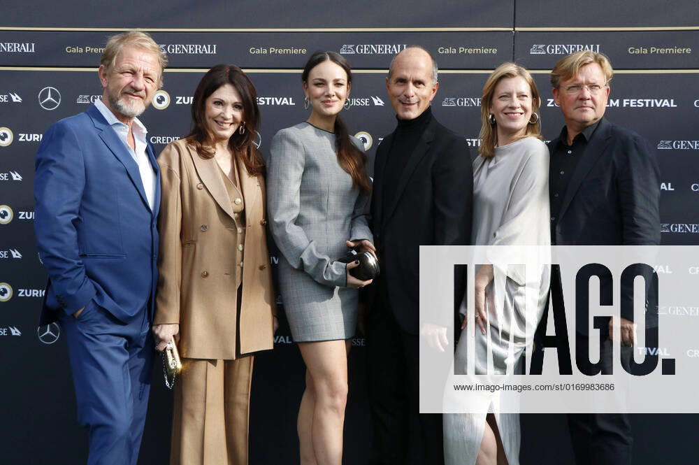 Sönke Wortmann, Iris Berben, Janina Uhse, Christoph Maria Herbst, Caroline Peters and Justus von Dohnanyi at the premiere of the feature film Der Nachname at the 18 Zurich Film Festival 2022 at the Kongresshaus Zurich Zurich, 24 09 2022 Foto:xA.xFuturexImage