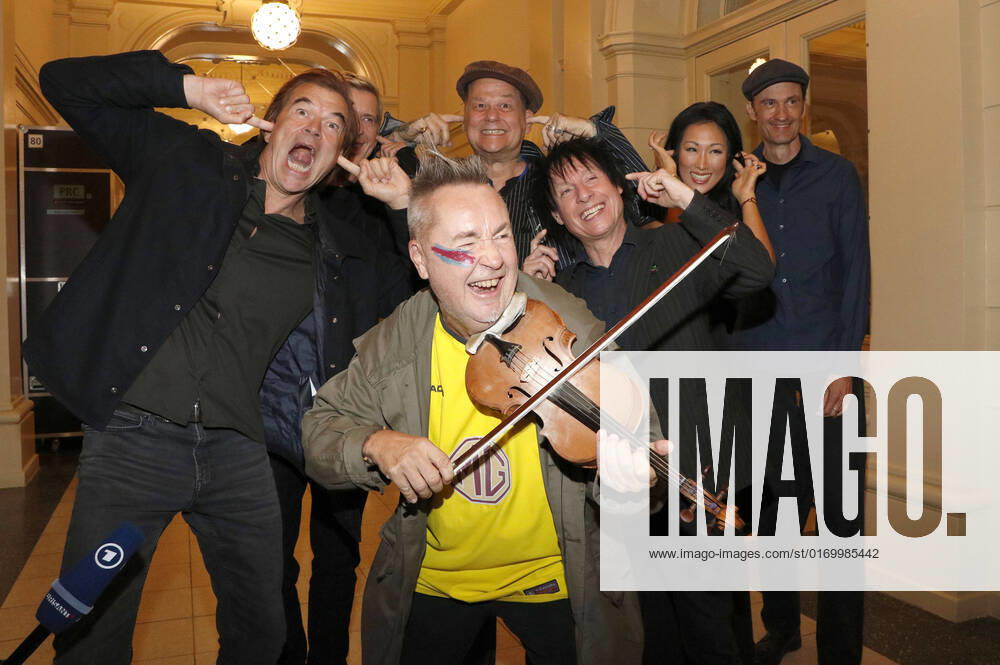 Nigel Kennedy and Die Toten Hosen with Esther Kim at the European Culture Award 2022 in the Tonhalle Zurich Zurich, 24 09 2022 Foto:xA.xFuturexImage