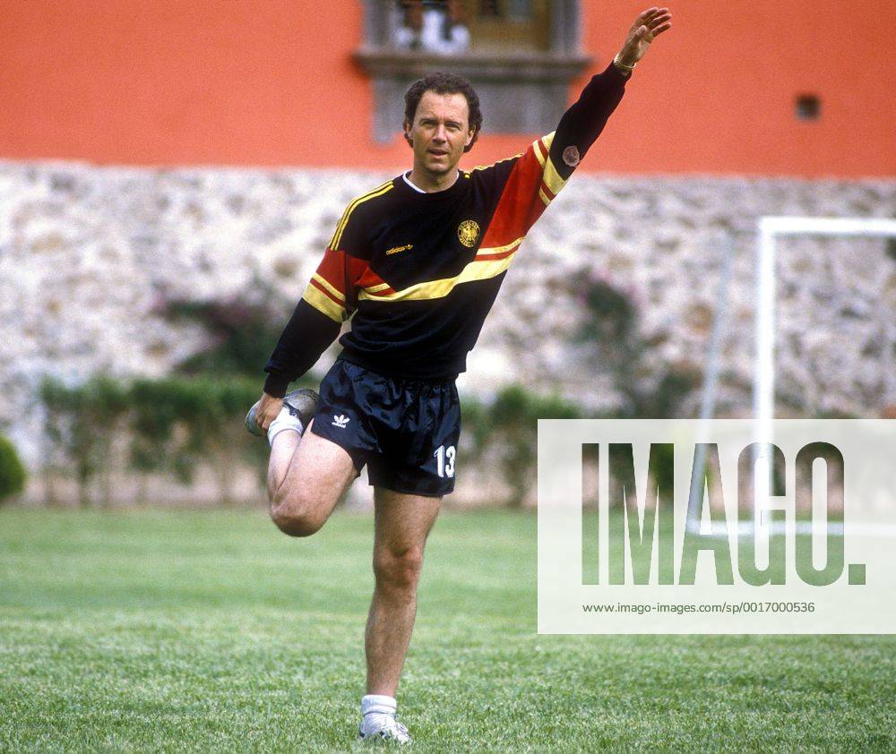 BECKENBAUER Franz Trainer Team Deutschland beim Training mit der Deutschen Nationalmannschaft Mannschaft in Queretaro FIFA Fussball Weltmeisterschaften 1986 in Mexico
