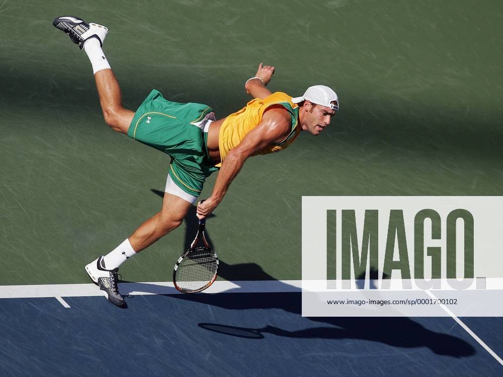 Robby Ginepri (USA) - Aufschlag Tennis Herren US Open 2005, Grand Slam, ATP Tour, Hartplatz, Hardcourt, Hartplatztennis, Hartplatzturnier, Einzelbild Flushing Meadow, Meadows New York Dynamik,