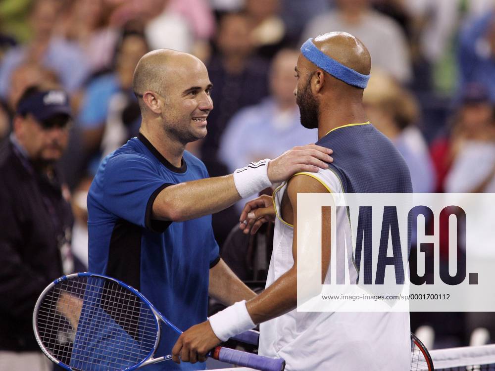 Andre Agassi (li.) empfängt die Glückwünsche des unterlegenen James Blake (beide USA) Tennis Herren US Open 2005, Grand Slam, ATP Tour, Gruppe Flushing Meadow, Meadows New York Freude, Kameradschaft