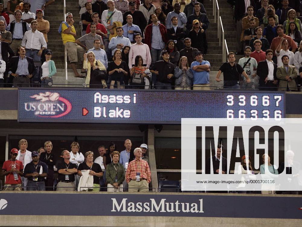 Andre Agassi besiegt James Blake (beide USA) im Viertelfinale der US Open 2005 nach 5 Sätzen mit 3:2 Tennis Herren US Open 2005, Grand Slam, ATP Tour, , Totale Flushing Meadow, Meadows New York