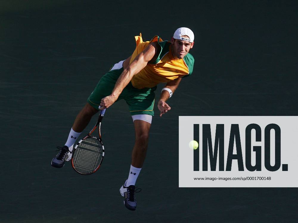 Robby Ginepri (USA) - Aufschlag Tennis Herren US Open 2005, Grand Slam, ATP Tour, Hartplatz, Hardcourt, Hartplatztennis, Hartplatzturnier, Einzelbild Flushing Meadow, Meadows New York Dynamik,
