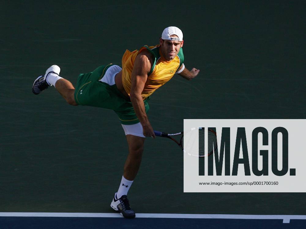 Robby Ginepri (USA) - Aufschlag Tennis Herren US Open 2005, Grand Slam, ATP Tour, Einzelbild Flushing Meadow, Meadows, Viertelfinale New York Dynamik,