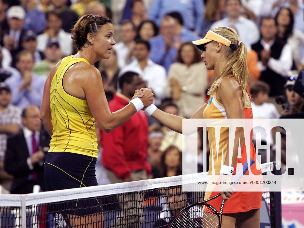 Lindsay Davenport (USA, li.) gratuliert Elena Dementieva (Rußland) Tennis Damen US Open 2005, Grand Slam, WTA Tour, Einzelbild Flushing Meadow, Meadows, Viertelfinale New York Kameradschaft