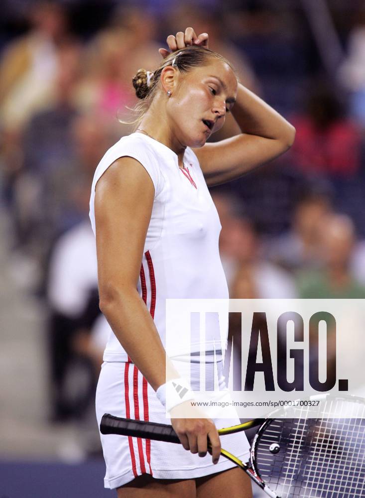 Nadia Petrova (Rußland) enttäuscht Tennis Damen US Open 2005, Grand Slam, WTA Tour, Hartplatz, Hardcourt, Hartplatztennis, Hartplatzturnier, Einzelbild Flushing Meadow, Meadows, Viertelfinale New York Enttäuschung,