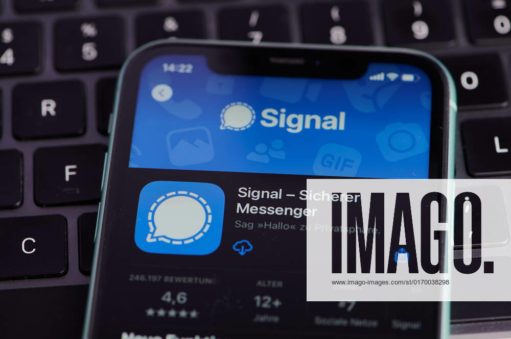 Mainz, Germany 25 September 2022 App symbol of Signal MESSENGERS at the Screen one Smartphones in Germany 1103500921