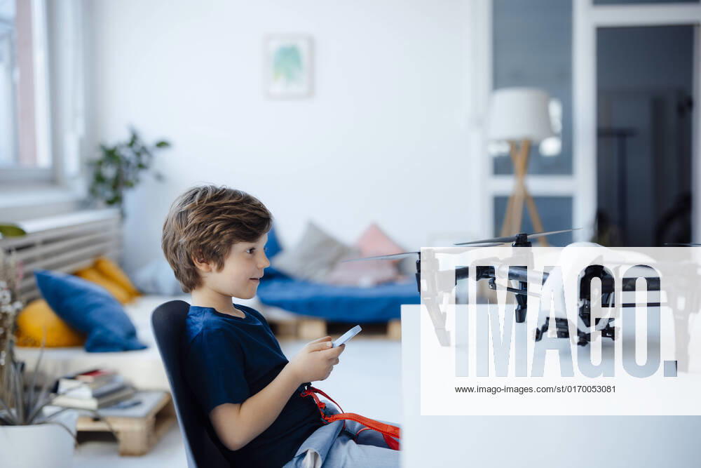 IMAGO Creative: Business, Innovative Technologie-Lösungen Boy playing with drone on table at home model released, Symbolfoto property released, JOSEF12151