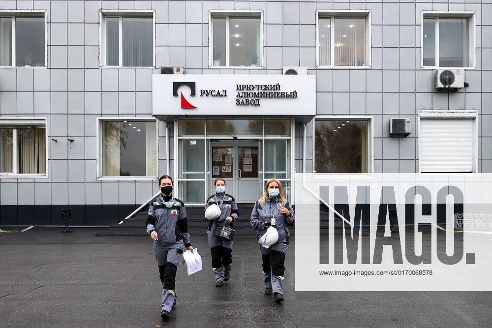 SHELEKHOV, IRKUTSK REGION, RUSSIA – SEPTEMBER 27, 2022: Workers at the Irkutsk Aluminum Smelter (IrkAZ) operated by Rusal of the En+ Groupâ€s Metals segment. The plant was commissioned in 1962. By 2022, the volume of aluminum production reached 422 thousand tonnes per year; it uses electricity generated at the Irkutsk Hydroelectric Power Station. Vladimir Smirnov TASS TS144363