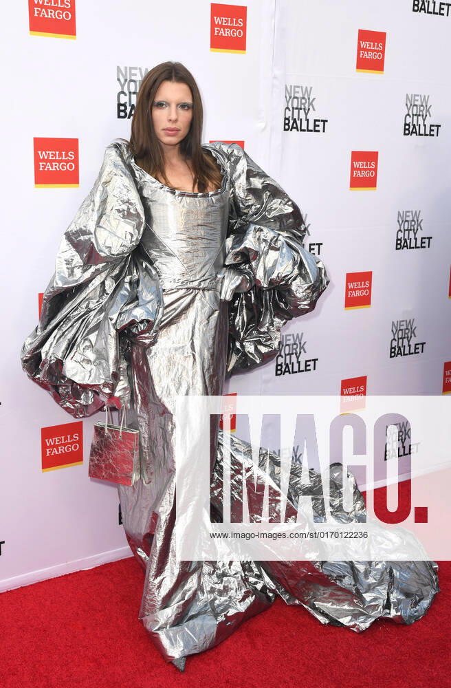 NEW YORK, NY- SEPTEMBER 28: Julia Fox at the 2022 NYC Ballet Fall Fashion Gala at the David H.Koch Theater in New York City on September 28, 2022.