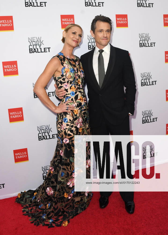NEW YORK, NY- SEPTEMBER 28: Claire Danes and Hugh Dancy at the 2022 NYC Ballet Fall Fashion Gala at the David H.Koch Theater in New York City on September 28, 2022.