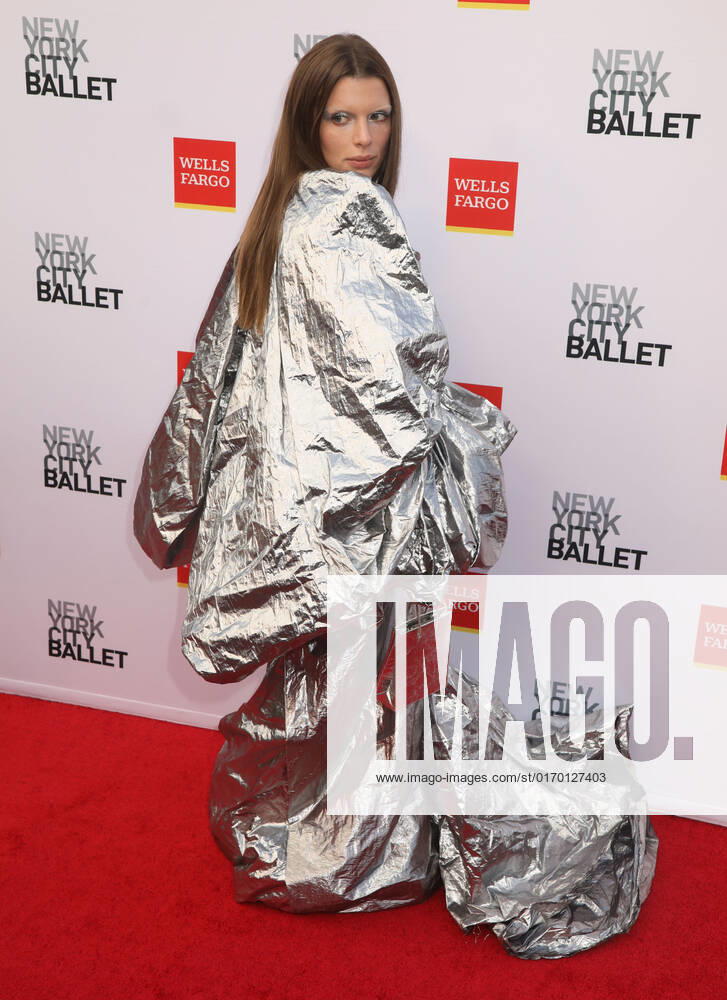 Actress JULIA FOX attends the New York City Ballet 2022 Fall Fashion Gala held at the David H. Koch Theater at Lincoln Center. New York City USA - ZUMAk03_ 20220928_zaf_k03_037