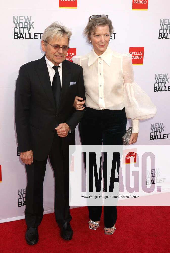 MIKHAIL BARYSHNIKOV and LISA RINEHART attend the New York City Ballet 2022 Fall Fashion Gala held at the David H. Koch Theater at Lincoln Center. New York City USA - ZUMAk03_ 20220928_zaf_k03_077