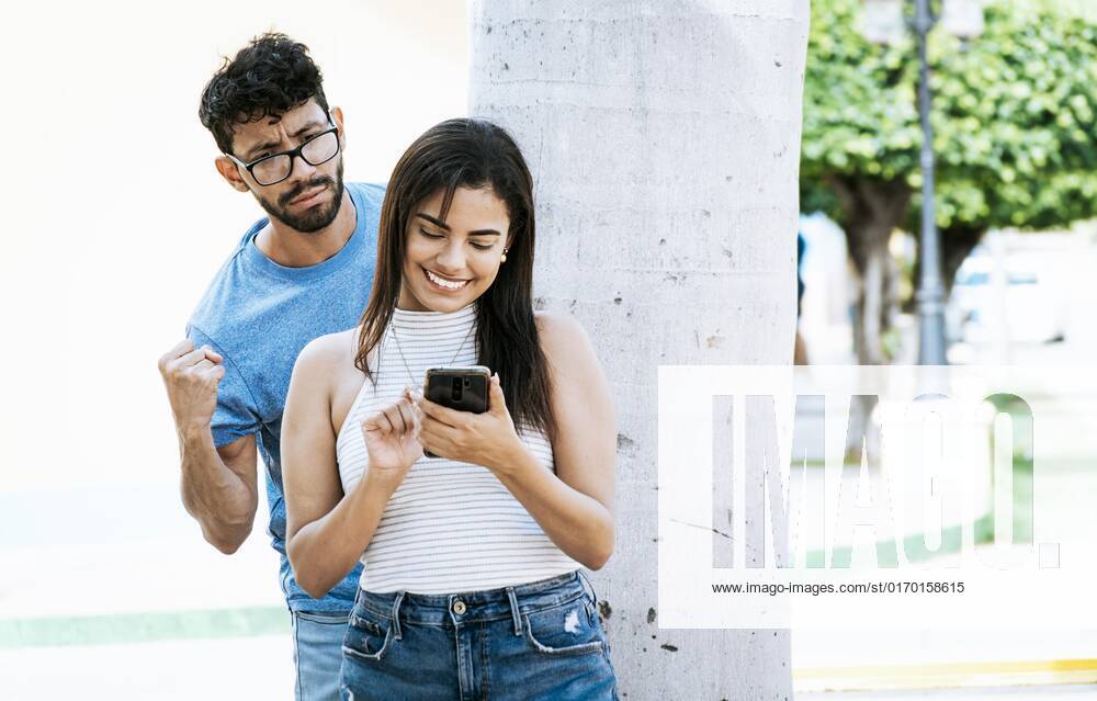 More jealous Man spies its Girlfriend out, the with the Handy SMS writes Suspect Man spies its Girlfriend with his Handy out, more jealous Friend spies the Handy its Girlfriend at Park from