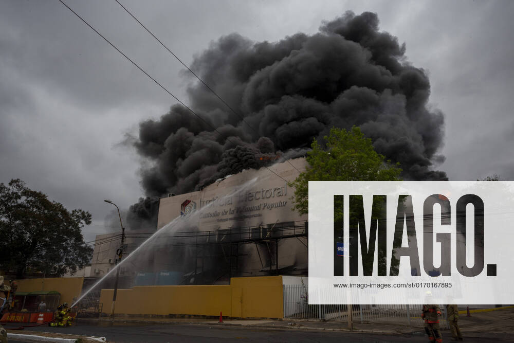 Paraguay, Brand des Obersten Gericht für Wahlrecht in Asuncion September 29, 2022, Asuncion, Paraguay: Smoke rises above a burning building of the Superior Court of Electoral Justice (Tribunal Superior de Justicia Electoral), as firefighters extinguishes the fire, in Asuncion, Paraguay. Asuncion Paraguay - ZUMAc217 20220929_zip_c217_009