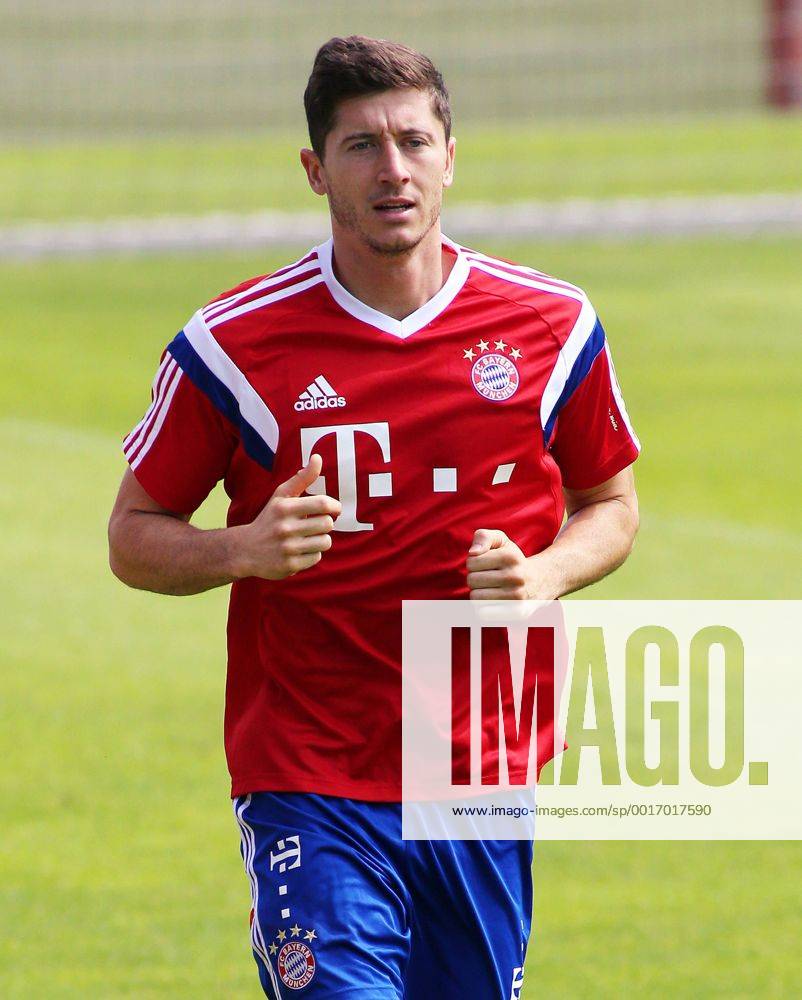FC Bayern Training, Säbenerstrasse, München, Fussball,Sport,im Robert Lewandowski joggt , EP_prz
