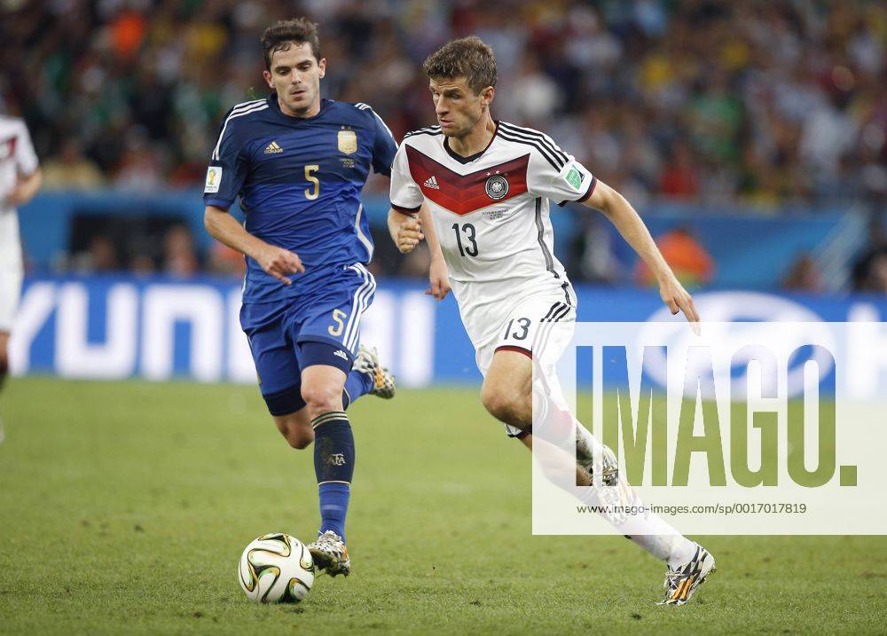 MUELLER Thomas Team Deutschland mit GAGO Fernando FIFA Fussball Weltmeisterschaften 2014 Finale Spiel Deutschland gegen Argentinien am 13.Juli 2014 in Rio de Janeiro