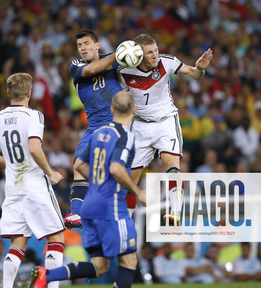SCHWEINSTEIGER Bastian Team Deutschland mit AGUERO Sergio FIFA Fussball Weltmeisterschaften 2014 Finale Spiel Deutschland gegen Argentinien am 13.Juli 2014 in Rio de Janeiro