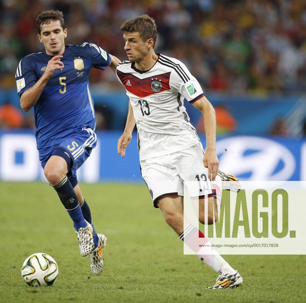 MUELLER Thomas Team Deutschland mit GAGO Fernando FIFA Fussball Weltmeisterschaften 2014 Finale Spiel Deutschland gegen Argentinien am 13.Juli 2014 in Rio de Janeiro