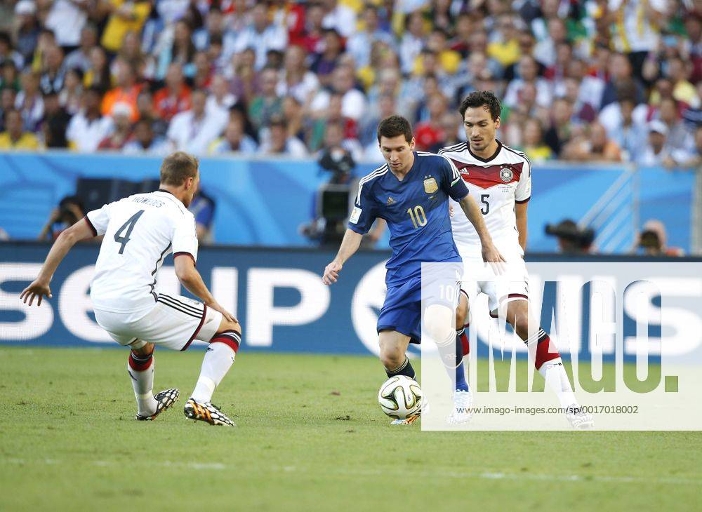 MESSI Lionel Team ARG mit Höwedes Benedikt und HUMMELS Mats FIFA Fussball Weltmeisterschaften 2014 Finale Spiel Deutschland gegen Argentinien am 13.Juli 2014 in Rio de Janeiro