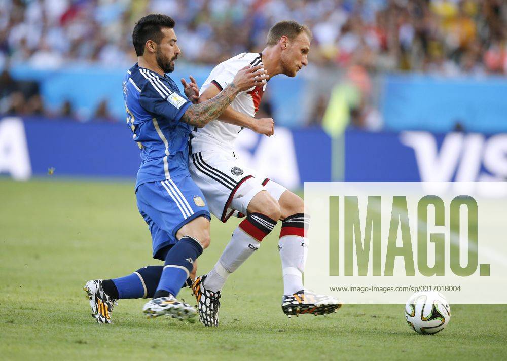 Höwedes Benedikt Team Deutschland mit LAVEZZI Ezequiel FIFA Fussball Weltmeisterschaften 2014 Finale Spiel Deutschland gegen Argentinien am 13.Juli 2014 in Rio de Janeiro
