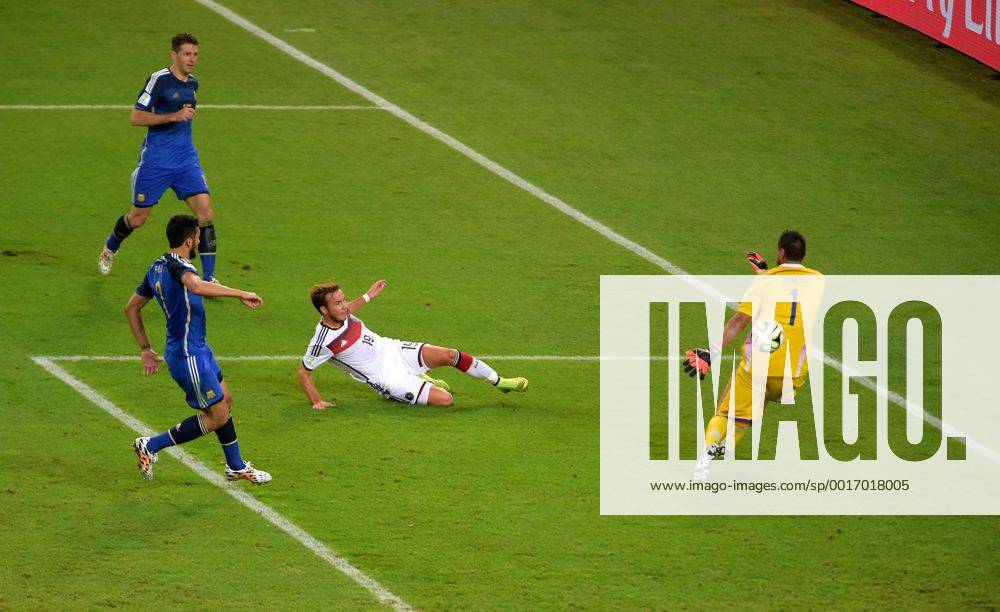GÖTZE Mario Team Deutschland schiesst das 1 : 0 für Deutschland rechts Torwart ROMERO Sergio FIFA Fussball Weltmeisterschaften 2014 Finale Spiel Deutschland gegen Argentinien am 13.Juli 2014 in Rio de Janeiro