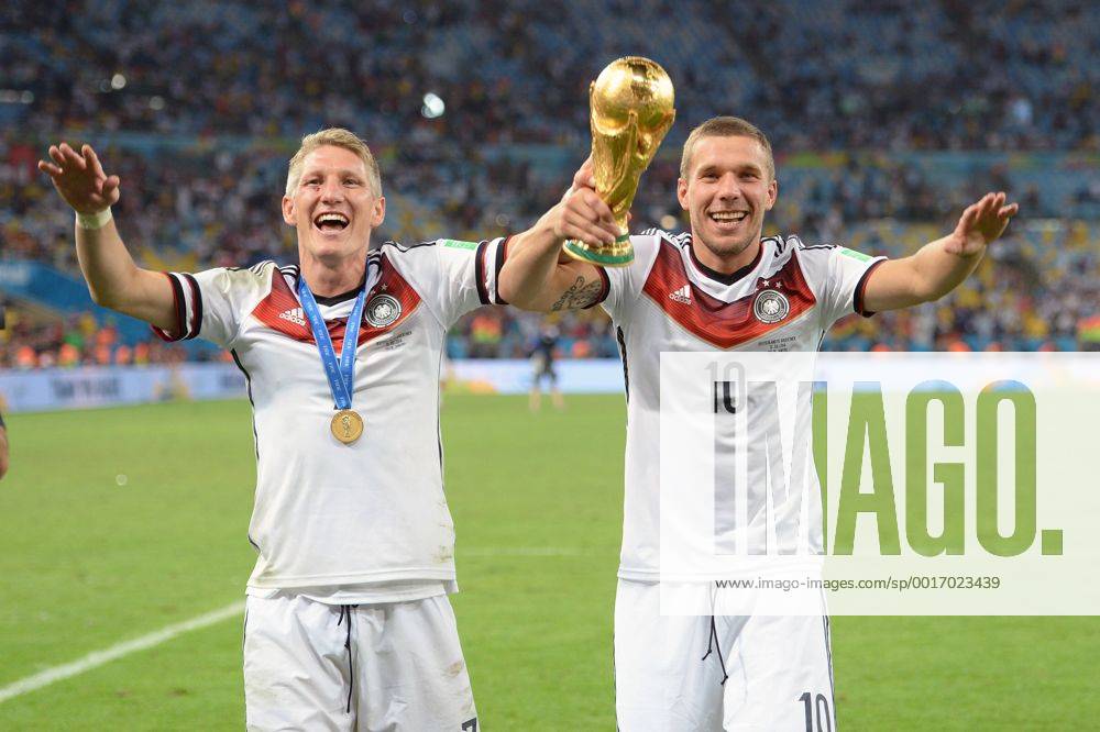 V.li:Bastian SCHWEINSTEIGER (GER),Lukas PODOLSKI (GER),Aktion,Jubel,Freude,Begeisterung,Siegerehrung,mit Pokal,Trophy,Trophäe,Cup, Deutschland (GER))-Argentinien (ARG) 1-0 n.V Finale,Final,Spiel 64, am 13.07.2014 in Rio de Janeiro. Fussball Weltmeisterschaft 2014 in Brasilien vom 12.06.