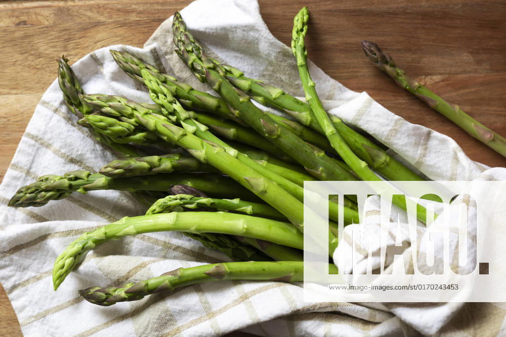 IMAGO Creative: Food, Spargel Fresh green asparagus.
