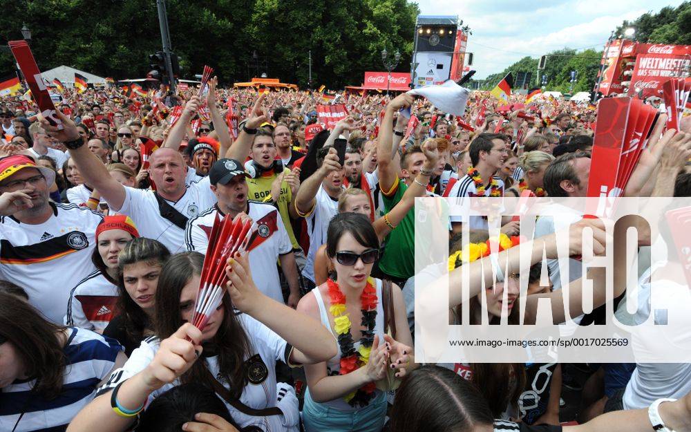 Fans auf der Fanmeile, Jubel, Begeisterung, Empfang der Deutschen Fussball Nationalmannschaft auf der Fanmeile vor dem Brandenburger Tor in Berlin Deutschland, am 15.07.2014 Fussball Weltmeisterschaft 2014 in Brasilien vom 12.06. - 13.07.2014. Â