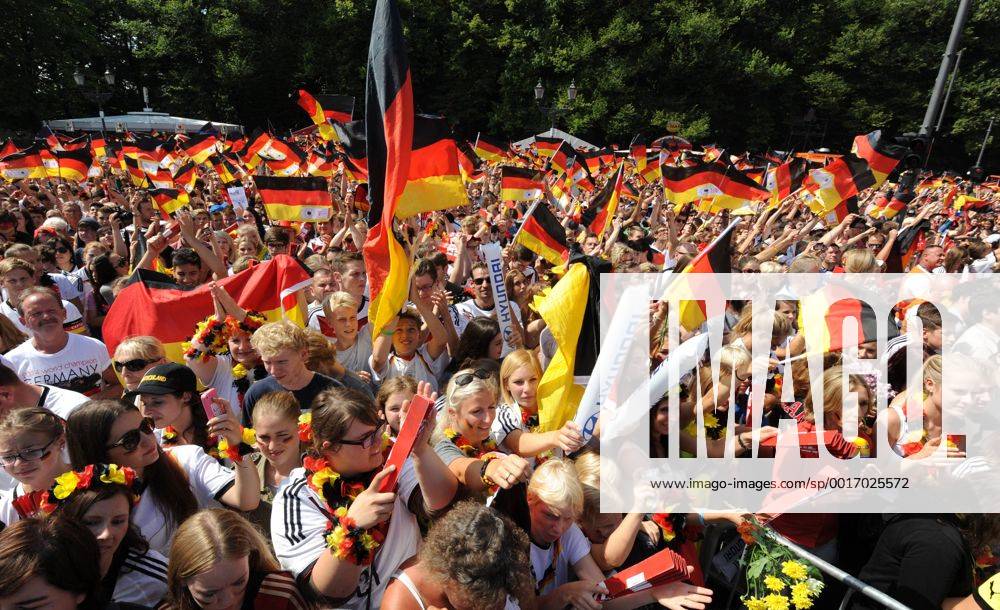 Fans auf der Fanmeile, Jubel, Begeisterung, Empfang der Deutschen Fussball Nationalmannschaft auf der Fanmeile vor dem Brandenburger Tor in Berlin Deutschland, am 15.07.2014 Fussball Weltmeisterschaft 2014 in Brasilien vom 12.06.