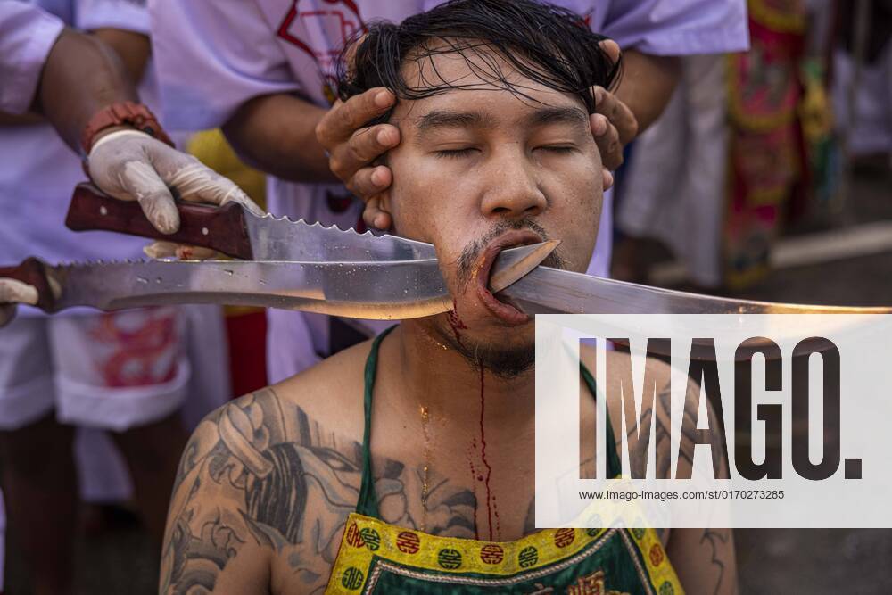 Thailand, Gläubige während eines Reinigungsrituals in Phuket October 1, 2022, Phuket, Thailand: Possessed Thai devotees are pierced during the Vegetarian Festival as part of a purification ritual in Phuket, Thailand, October 01, 2022. Thailand - ZUMAm249 20221001_zip_m249_004