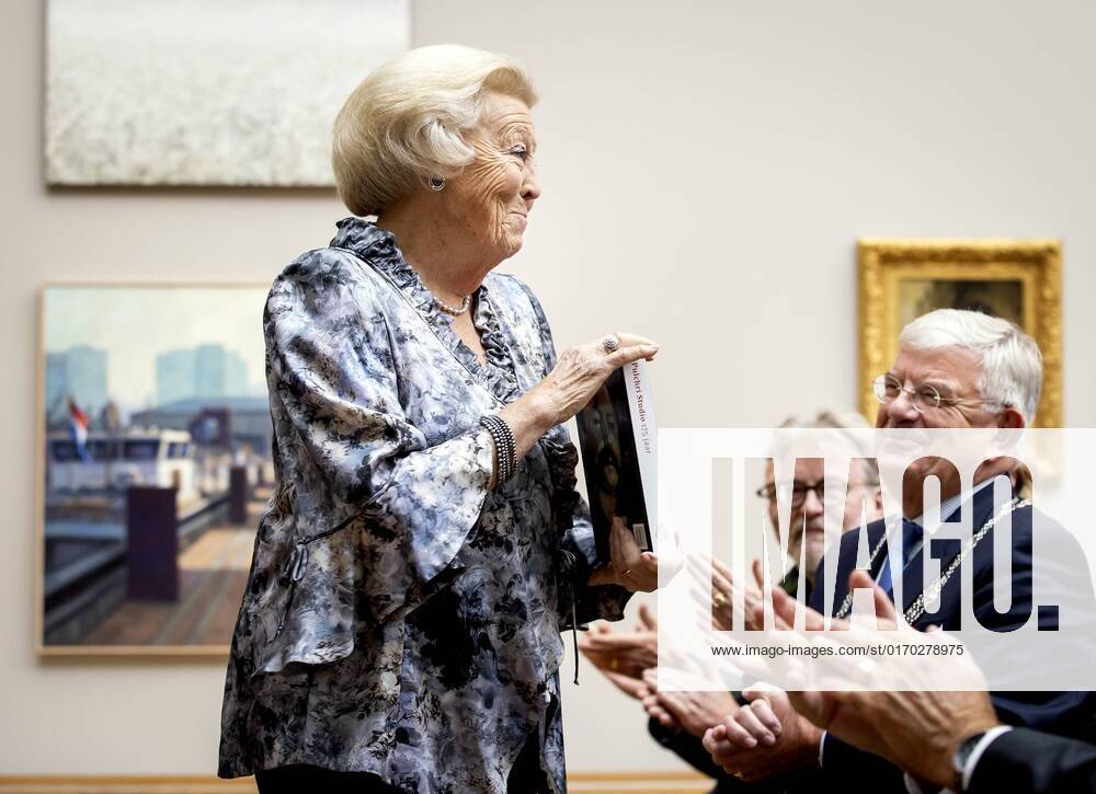 2022 10 01 16 05 29 THE HAGUE Princess Beatrix during the opening of the anniversary exhibition 175 years Pulchri Studio Pulchri Studio was founded on January 23, 1847 by the painters Hardenberg, Roelofs, Van Hove and Weissenbruch to promote the interests of the visual arts and hold art appreciations In 1901,