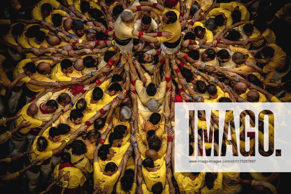 Spanien, Castell-Wettbewerb in Tarragona October 1, 2022, Tarragona, Catalonia, Spain: The Bordegassos de Vilanova build a human tower during day two of the 28th Tarragona Human Tower Competition in Tarragona. The competition takes place every other year and features the main Castellers teams (colles) of Catalonia during a three day event organized by the Tarragona City Hall Tarragona Spain - ZUMAo105 20221001_zap_o105_050