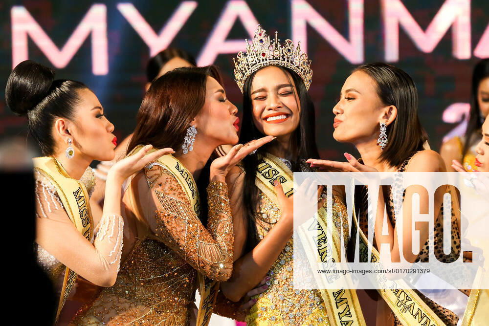 Myanmar, Miss-Wahl (221002) -- YANGON, Oct. 2, 2022 -- Zar Li Moe (C), after winning the crown of Miss Universe Myanmar 2022, poses with other beauty contestants in Yangon, Myanmar, Oct. 1, 2022. A total of 14 beauty contestants participated in the Miss Universe Myanmar 2022 finale in Yangon on Saturday. (Photo by Xinhua) MYANMAR-YANGON-MISS UNIVERSE MYANMAR 2022 MyoxKyawxSoe