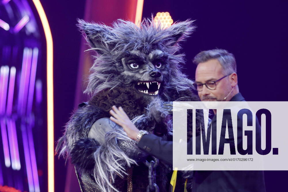 Host Matthias Opdenhövel next to the costume The Werewolf in the 1 live show of the 7 season The Masked Singer 2022 at MMC Studios Cologne Ossendorf Cologne, 01 10 2022 NRW Germany