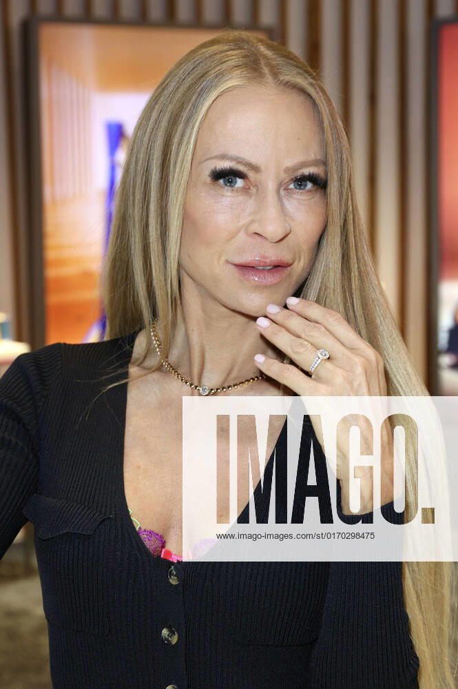 Jenny Elvers with jewelry from Krone by Kim at The Show 2022 Opening Party at Schuppen 52 Hamburg, 01 10 2022 Foto:xFuturexImage