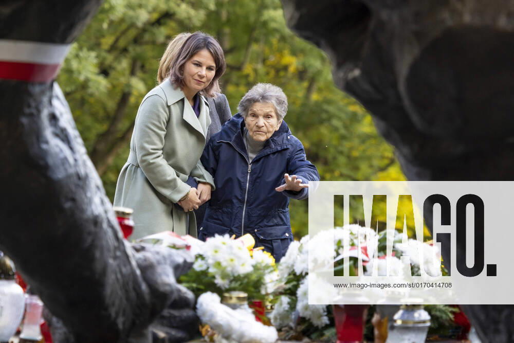 Annalena Baerbock Buendnis 90 Die Gruenen , German Foreign Minister, visits the cemetery for the Warsaw rioters Here with survivor Wanda Traczyk Stawska Warsaw Poland
