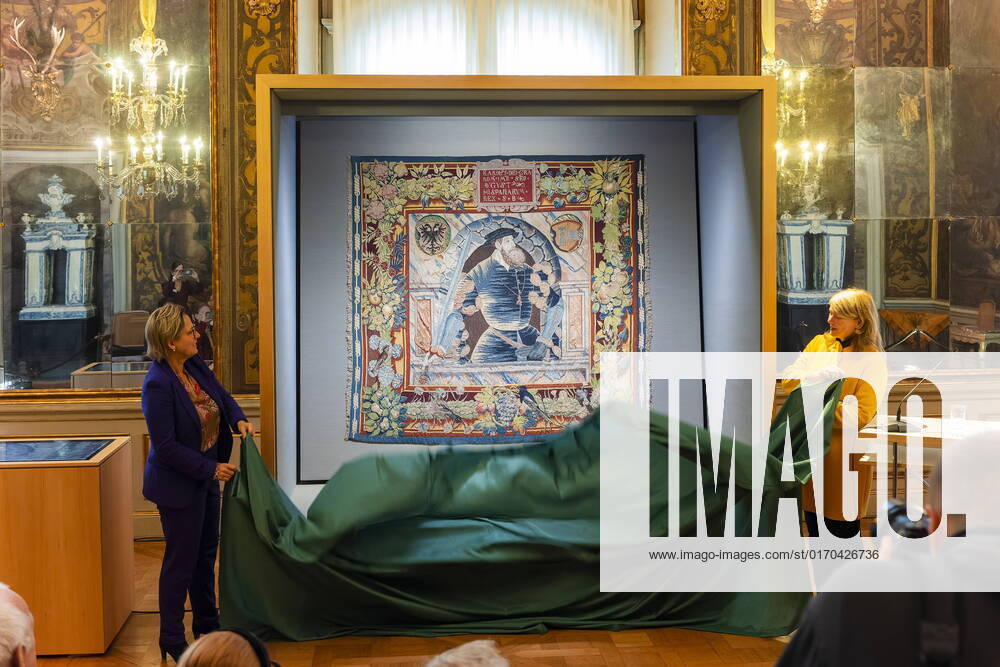 Tapisserie von Kaiser Karl V. kehrte nach Moritzburg zurück Die kulturhistorisch, national und insbesondere für die sächsische Landesgeschichte bedeutsame Tapisserie mit dem Bildnis Kaiser Karls V. kehrt nach 77 Jahren wieder nach Schloss Moritzburg zurück. Der aus Wolle, Seide und Goldfäden gewebte Wandteppich mit einer Größe von ca. vier Quadratmetern wurde 1545 vom Teppichwirker Seger Bombeck in Leipzig fertig gestellt. Das von Blumen und Fruchtgirlanden umrahmte Mittelfeld zeigt ein Halbfigurenbildnis des Habsburger Kaisers Karl V. Der Bildteppich gehörte zur Ausstattung des ab 1547 neu erbauten Dresdner Residenzschlosses des Kurfürsten Moritz von Sachsen, der dem Kaiser seinen Kurfürstentitel verdankte. Nach dem Verkauf an