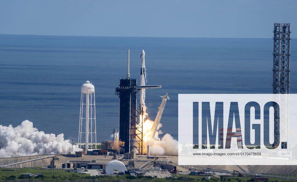 USA, Start der SpaceX Falcon 9 mit Dragon Crew Raumschiff im Kennedy Space Center der NASA A SpaceX Falcon 9 rocket lifts off from Launchpad 39A with a Crew-5 Dragon capsule on top at the Kennedy Space Center, Florida on Wednesday, October 5, 2022. NASA s Crew-5 mission is on its way to the International Space Station. On board are Mission Commander Astronaut Nicole Mann and Pilot Astronaut Josh Cassada as well as Roscosmos Cosmonaut Anna Kikina and Japan Aerospace Exploration Agency Astronaut Koichi Wakata. 1 KSC20221005103 PatxBenic
