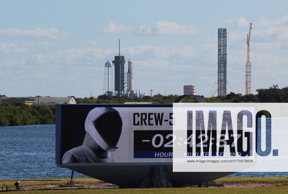 USA, Start der SpaceX Falcon 9 mit Dragon Crew Raumschiff im Kennedy Space Center der NASA FLORIDA, UNITED STATES - OCTOBER 5, 2022: A countdown screen with SpaceX Crew 5 seen in the distance at a launch site at Kennedy Space Centre. Roscosmos cosmonaut Anna Kikina is joining Crew 5 members Mann, Cassada and Wakata to launch aboard a SpaceX Crew Dragon ferry ship for a flight to the International Space Station which is scheduled for 5 October 2022. Sergei Yumatov TASS TS1452A4