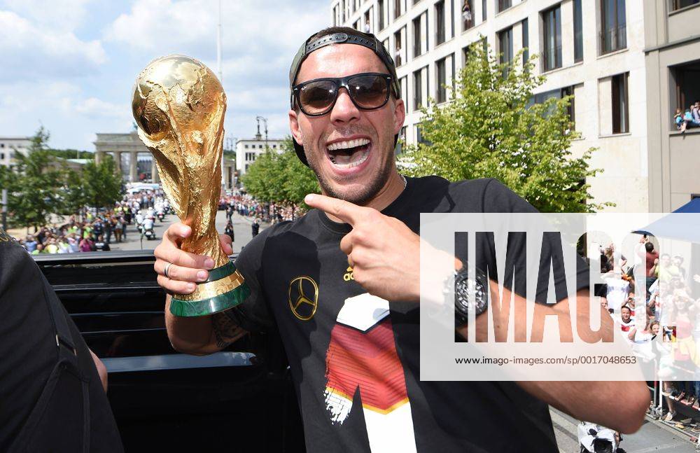 PODOLSKI Lukas Team Deutschland mit dem WM Pokal Empfang WM-Party Feier der deutschen Fussball Nationalmannschaft auf die Fanmeile am Brandenburger Tor in Berlin- Fanmeile in Berlin Deutschland am 15. Juli 2014