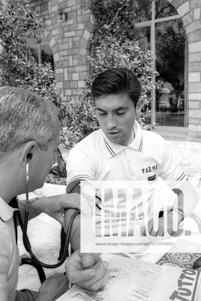 Giro d'Italia: Eddy Merckx (Italien) bei Dr. Marco Pierfedevici zum Blutdruck Messen