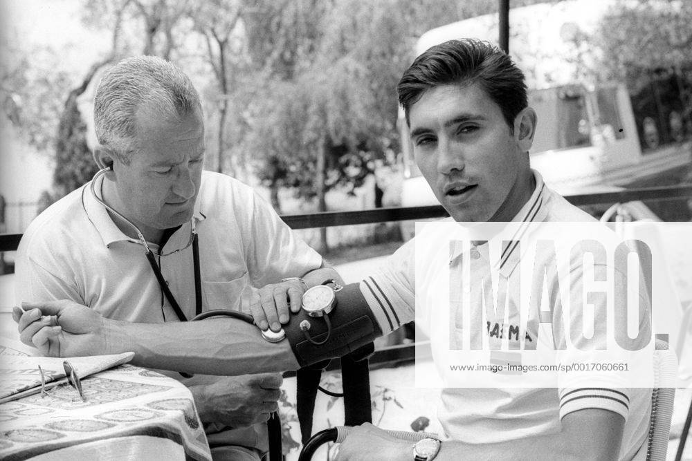 Giro d'Italia: Eddy Merckx (Italien) bei Dr. Marco Pierfedevici zum Blutdruck Messen