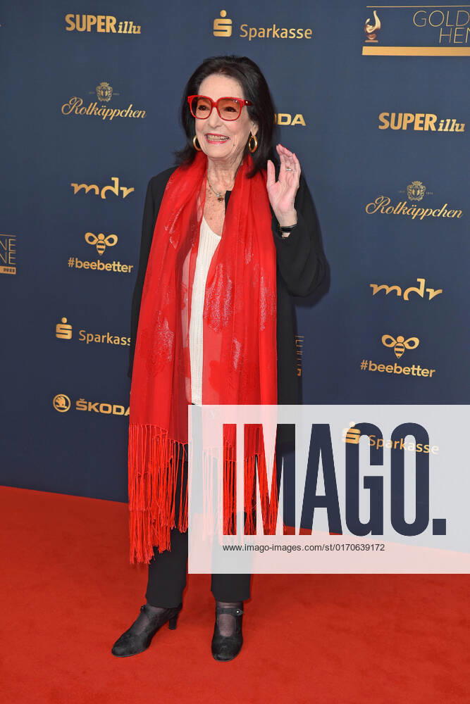 Nana Mouskouri at the GOLDENE HENNE 2022 in the Media City in Leipzig on 07 01 2022 red carpet