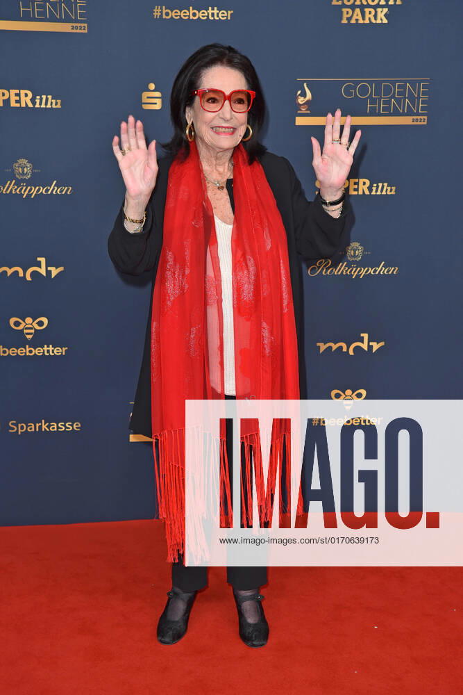 Nana Mouskouri at the GOLDENE HENNE 2022 in the Media City in Leipzig on 07 01 2022 red carpet