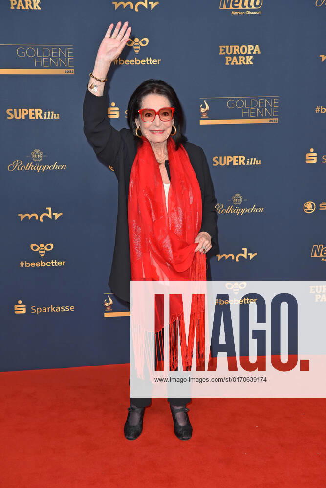 Nana Mouskouri at the GOLDENE HENNE 2022 in the Media City in Leipzig on 07 01 2022 red carpet