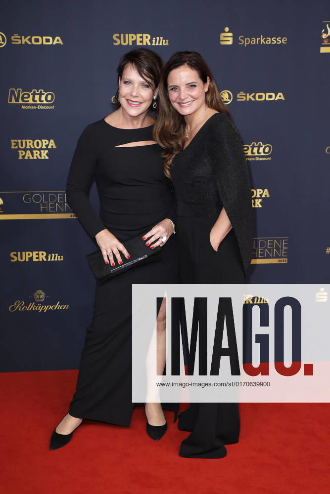 Janina Hartwich and Elisabeth Lanz at the award ceremony The Golden Hen on 7 10 2022 in Leipzig The Golden Hen 2022 award ceremony in Leipzig